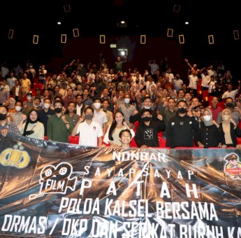 Film Sayap-sayap Patah, Antara Tugas dan Keluarga