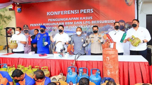 Polda Jatim ringkus Pelaku Penyalahgunaan LPG dan BBM Bersubsidi. Barang Bukti Dihadirkan Dalam Press Confrence. (Ist)