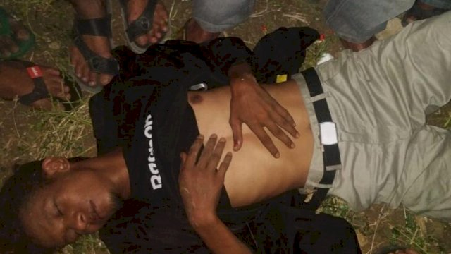 Pelaku pencuri sepeda motor tergelatak di tengah perkebunan milik warga setelah dihajar warga. (Ist)