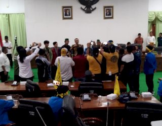 Dukung Penolakan Kenaikan Harga BBM, Ketua DPRD Soppeng Bertanda Tangan di Depan Mahasiswa