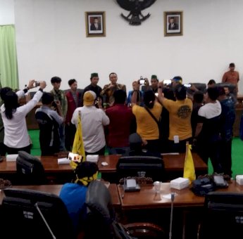 Dukung Penolakan Kenaikan Harga BBM, Ketua DPRD Soppeng Bertanda Tangan di Depan Mahasiswa