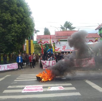 Polisi Kawal Dengan Humanis Aksi Mahasiswa Tolak Kenaikan Harga BBM di Soppeng