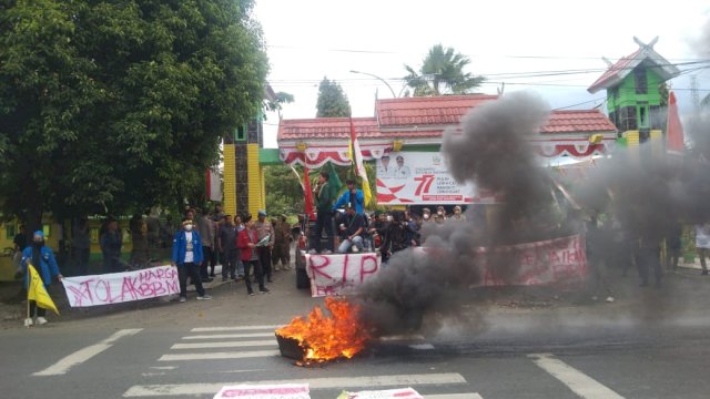 Ratusan personil Polres Soppeng kawal secara humanis aksi Mahasiswa tolak kenaikan harga BBM.