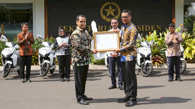Direktur Utama PLN Darmawan Prasodjo (kanan) saat memberikan sertifikat energi baru terbarukan atau Renewable Energy Certificate (REC) kepada Kepala Sekretariat Kepresidenan Heru Budi Hartono, di Halaman Sekretariat Presiden, kemarin. (Dok. PLN UIP Sulawesi)