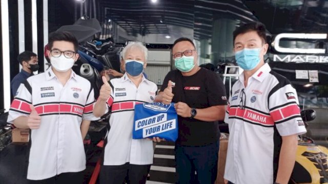 Salah Satu Konsumen Loyal Yamaha, Yudo Handoko Berfoto Bersama Executive Vice President & COO PT Yamaha Indonesia Motor Manufacturing (YIMM) Dyonisius Beti. (FOTO: Wahyu Widodo republiknews.co.id)