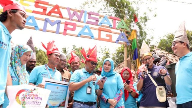 Menparekraf, Sandiaga Uno menyerahkan sertifikat nominasi ADWI 2022 untuk Desa Wisata Air Terjun Campaga yang diterima langsung Bupati Bantaeng, Ilham Azikin. (Ist)