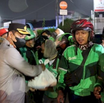 BBM Naik, Polres Metro Tangerang Bagi Bagi Sembako ke Supir Angkot dan Ojol