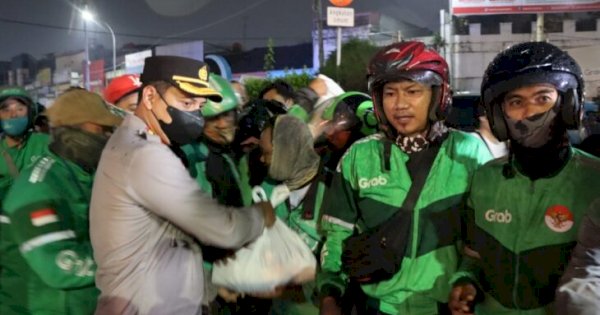 BBM Naik, Polres Metro Tangerang Bagi Bagi Sembako ke Supir Angkot dan Ojol