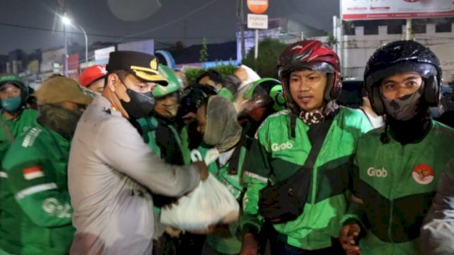 Kapolresta Tangerang, Kombes Pol Zain Dwi Nugroho memberikan Bantuan Sembako Bagi Terdampak Kenaikan BBM. (Ist)