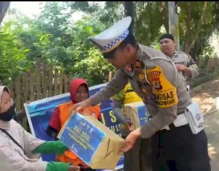 Berbagi Sembako, Cara Satlantas Polres Luwu Timur Sambut HUT Polantas ke-67