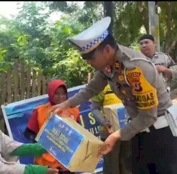 Berbagi Sembako, Cara Satlantas Polres Luwu Timur Sambut HUT Polantas ke-67