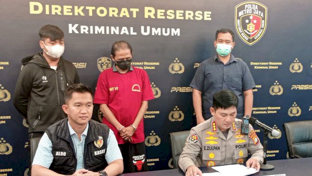 Pelaku pencabulan anak S (42) dihadirkan saat Press Confrence Kamis (8/9) di Aula Satya Haprabu Ditreskrimum Polda Metro Jaya, Jakarta (Foto: Wahyu Widodo republiknews.co.id)