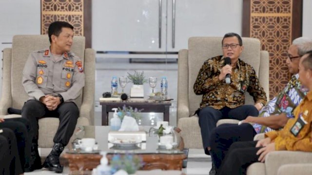 Kepala Pengadilan Tinggi Surabaya, H Kresna Menon Bersama Kapolda Jatim, Irjen Pol Nico Afinta Berbincang Dalam Silaturahmi Mempererat Sinergitas, Kamis (08/09/2022). (Ist)