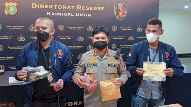 Barang Bukti Senjata Air Softgun Dan Uang Rp 300 Juta Diamankan Tim Penyidik Ditreskrimum Polda Metro Jaya dari dua pelaku perampokan yang mengaku sebagai anggota TNI. Kamis (08/09/2022). (FOTO: Wahyu Widodo/republiknews.co.id)