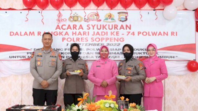 HUT Polwan ke-74 diwarnai dengan pemotongan tumpeng oleh Kapolres Soppeng AKBP Santiaji Kartasasmita di aula serbaguna, jalan samudera Watansoppeng, Kamis 8 September 2022. (Ist) 