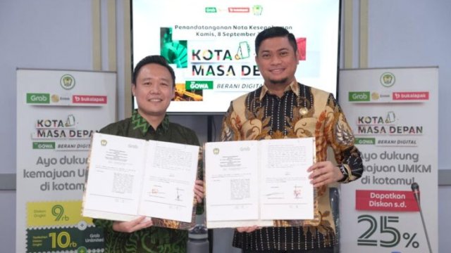 Bupati Gowa Adnan Purichta Ichsan saat melakukan penandatangan kerjasama dengan PT Grab Indonesia melalui East Director PT Grab Teknologi Indonesia, Halim Wijaya di Peace Room A'Kio, Kantor Bupati Gowa, Kamis (08/09/2022). (Dok. Humas Pemkab Gowa)