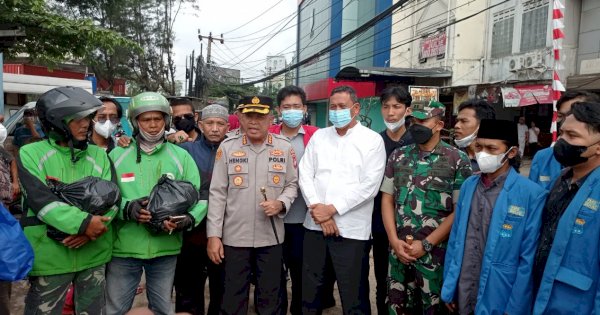 Mahasiswa, Pemkot dan TNI/Polri di Bekasi Bagikan Sembako ke Ojek Online