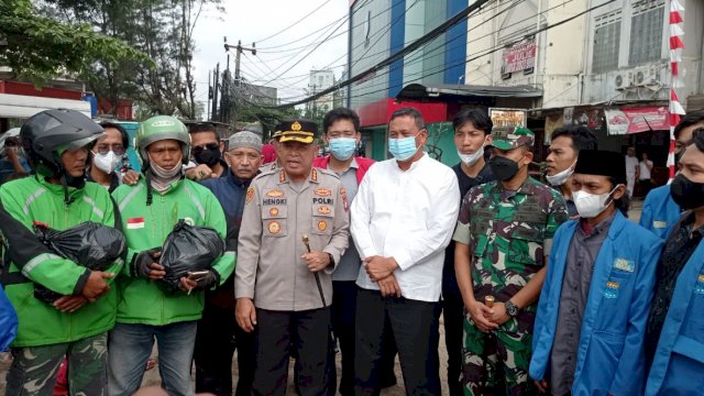 Pengemudi Ojol bersama Kapolres Metro Bekasi Kota Kombel Pol Hengki, Plt Wali Kota Tri Adhianto, Dandim 0507 Letkol Luluk Setyanto dan Perwakilan BEM Bekasi usai pembagian sembako (Foto: Wahyu Widodo/Republiknews.co.id)