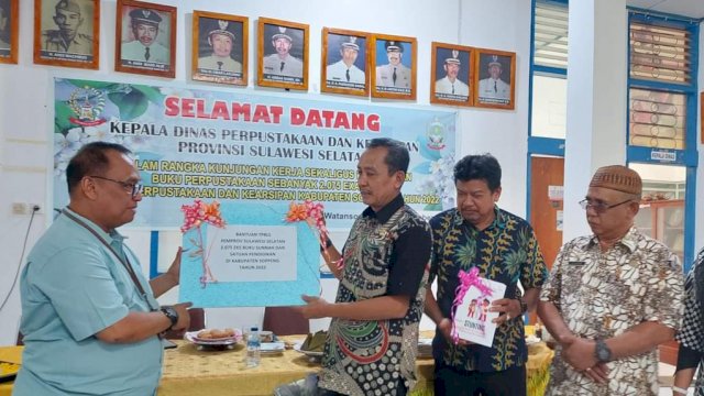 Penyerahan Buku secara simbolis oleh Kepala Dinas Perpustakaan Sulsel kepada Kepala Dinas Perpustakaan Soppeng. (Istimewa)
