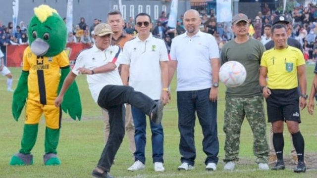 Tendangan Pertama Bupati Soppeng Andi Kaswadi Razak, menandakan pertandingan sepak bola Marioriwawo Cup III dimulai di Lapangan hikmat Takalala, Jumat (09/09/2022). (istimewa)
