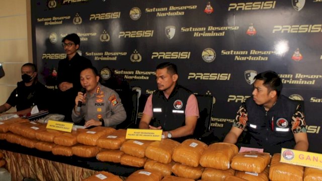 Kapolres Metro Jakarta Barat Kombes Pol Pasma Royce, didampingi Kasatres Narkoba AKBP Akmal dan Wakasatres Narkoba Kompol Arif Purnama Oktora, memberikan keterangan Pers pengungkapan kasus Ganja Lintas Provinsi, Jumat (09/09/2022). (Foto: Istimewa)