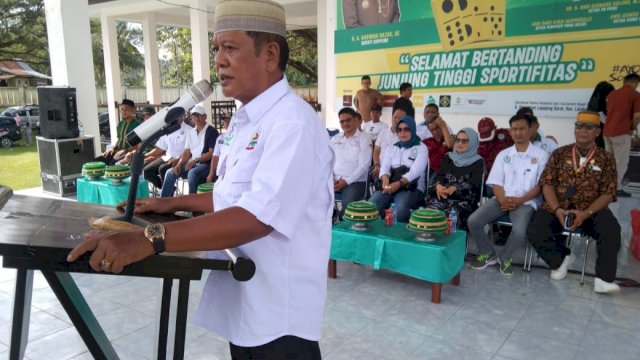 Bupati Soppeng Andi Kaswadi Razak, memberikan sambutan saat membuka Turnamen Domino Bupati Cup, Sabtu (10/09/2022). (Istimewa)