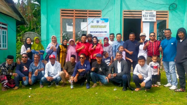 La Ode Muhammad Idris salah satu Balon Kades Desa Loghiya (Baju Merah, Kopiah Hitam) bersama keluarga dan rekan-rekannya. (Foto: Rustam/Republiknews.co.id)