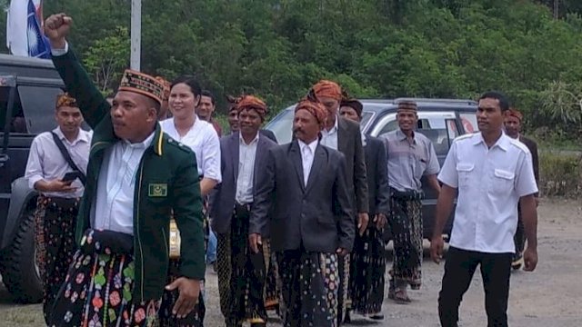 Calon Wakil Bupati Manggarai Timur sisa masa jabatan 2019-2024, Sipri Habur, didampingi kekuatga dan pendukungnya saat mendaftar di Kantor DPRD. (Foto: Yos Syukur/Republiknews.co.id)
