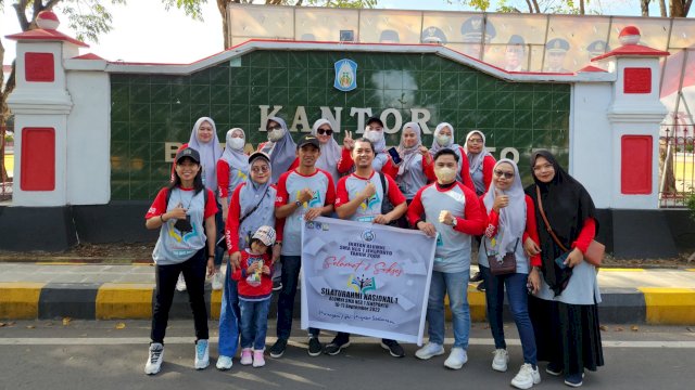 IKA 2008 Smansa Binamu Jeneponto saat meramaikan Jalan Santai Silatnas Smansa Binamu Jeneponto di Lapangan Passamaturukag, Minggu (11/09/2022). (Foto: Chaerani/Republiknews.co.id)