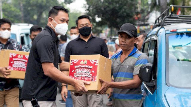 Penyaluran bantuan sosial oleh Direktorat Reserse Kriminal Khusus Polda Metro Jaya. (Istimewa)