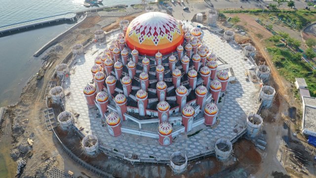 Masjid Kubah 99 Asmaul Husna yang terletak di Kawasan CPI Kota Makassar. (Istimewa)