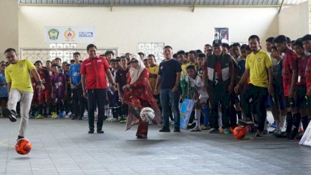 Sekretaris Daerah Kabupaten Gowa, Kamsina, saat hadir langsung membuka AFK Gowa Cup 2022, di Lapangan Futsal Maestro Haji Bate, Minggu (11/09/2022). (Dok. Humas Gowa)