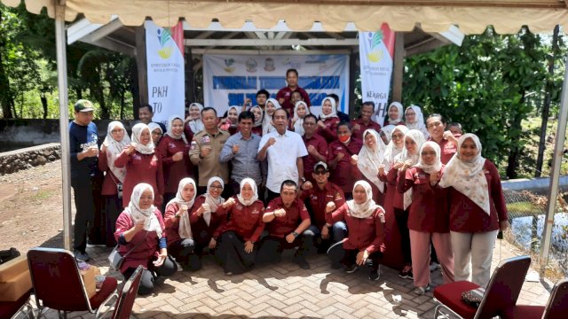 Ketua Komisi VIII DPR, Ashabul Kahfi (tengah), saat menghadiri Jambore SDM Pekerja Keluarga Harapan (PKH) Kota Makassar di Desa Bissoloro, Kabupaten Gowa, Minggu (11/09/2022). (Istimewa)