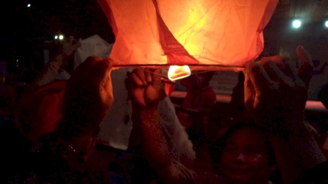 Direktur LK3 Banjarmasin memegang lampion pada acara Mooncake Festival. (Foto: Rahim Arza/Republiknews.co.id)