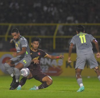 FOTO: PSM Tumbangkan Persebayan 3-0