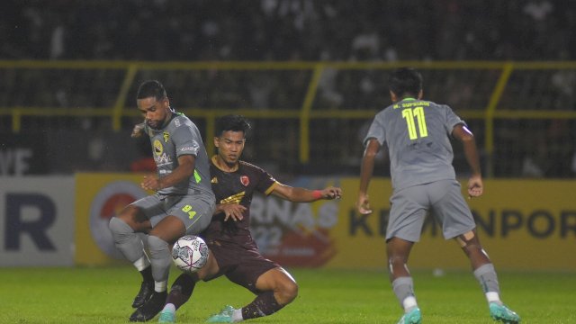Pemain PSM Makassar berebut bola dengan pemain Persebaya Surabaya pada Lanjutan Liga 1 2022 di Stadion Gelora BJ Habibie, Sabtu 10 September 2022. Dala laga tersebut PSM Makassar berhasil menang dengan Skor PSM 3 - 0 Persebaya. (Foto: Zul Kifli/Republiknews.co.id)