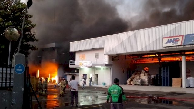 Kebakaran Gudang JNE, Depok, Senin (12/09/2022). (Ist)
