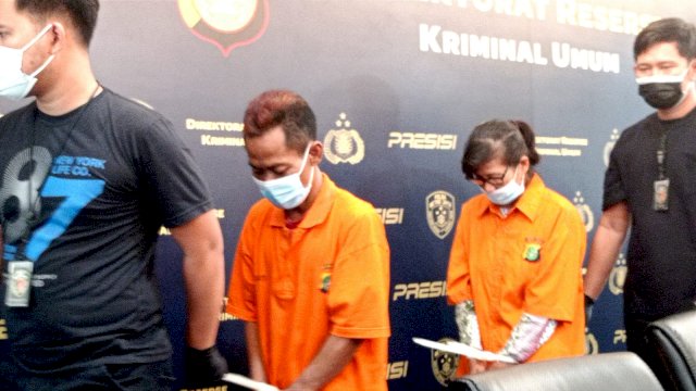 Sepasang kekasih yang merupakan asisten rumah tangga selebgram Dara Arafah saat diamankan Subdit Jatanras Ditreskrimum Polda Metro Jaya. (Foto: Wahyu Widodo/republiknews.co.id)