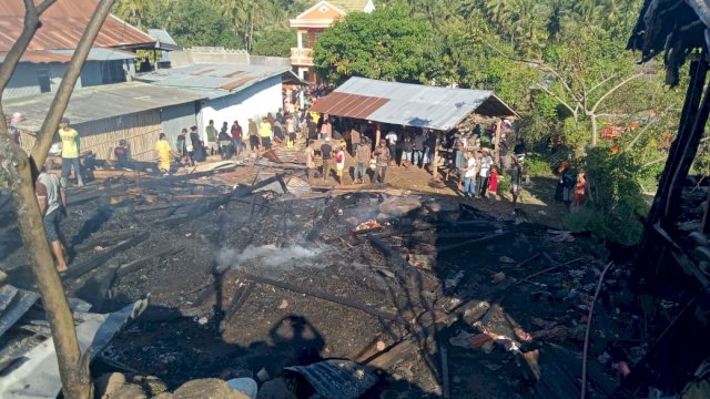 Rumah korban yang tewas dilalap api. (Istimewa)