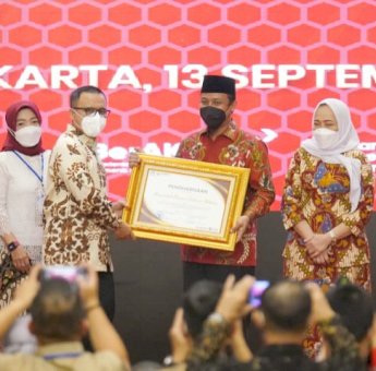 Usulkan 10.385 Formasi PPPK Guru Tahun 2023, Gubernur Andi Sudirman Terima Penghargaan MenPAN-RB