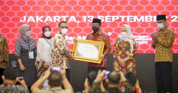 Usulkan 10.385 Formasi PPPK Guru Tahun 2023, Gubernur Andi Sudirman Terima Penghargaan MenPAN-RB