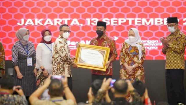 Usulkan 10.385 Formasi PPPK Guru Tahun 2023, Gubernur Andi Sudirman Terima Penghargaan MenPAN-RB