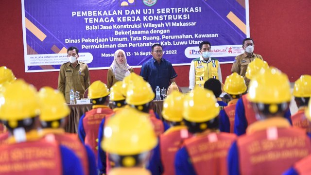 Ket : Anggota Komisi V DPR RI Muhammad Fauzi bersama Bupati Luwu Utara Indah Putri Indriani pada kegiatan pembukaan Pembekalan dan Uji Sertifikasi Tenaga Kerja Kontruksi Balai Jasa Konstruksi Wilayah VI Makassar Bekerja sama dengan DPUTRPKP2. (Istimewa) 