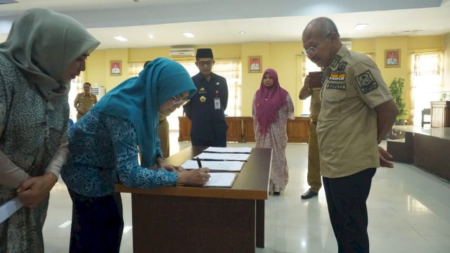 Ket : Bupati Jeneponto Iksan Iskandar saat penandatanganan MoU Kabupaten Layak anak (Istimewa)