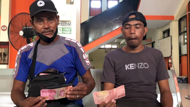 Warga Kota Makassar Daeng Gassing bersama Daeng Kulle merupakan salah satu penerima manfaat BLT BBM yang mulai menerima bantuan di PT Pos Indonesia Cabang Utama Makassar, Selasa (12/09). (Dok. PT Pos Indonesia)