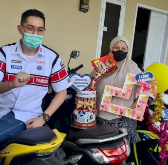 Hari Pelanggan Nasional, GM PT SJAM Antar Langsung Motor ke Rumah Konsumen