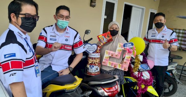 Hari Pelanggan Nasional, GM PT SJAM Antar Langsung Motor ke Rumah Konsumen