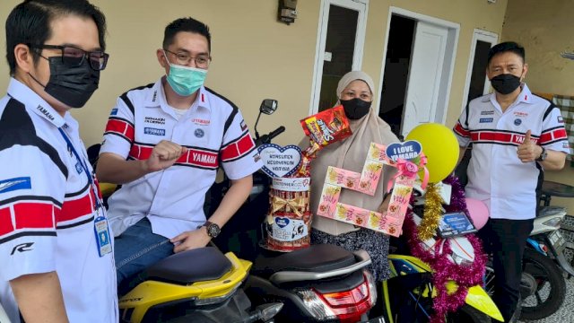 Koordinator Area Marketing Yamaha Indonesia Teritori VII Yerry, Data Analysist PT SJAM Hendra, serta GM Marketing PT SJAM, Frengky J Tunandar bersama salah seorang konsumen saat merayakan momen Hari Pelanggan Nasional. (Foto: Istimewa)