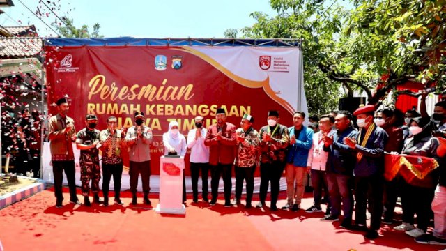 Gubernur Jawa Timur Khofifah Indar Parawansa, menekan tombol serine tanda preesmian Rumah Kebangsaan untuk Apresiasi Pergerakan Mahasiswa membantu konsolidasi permasalahan yang dialami Masyarakat. (Foto: Istimewa)