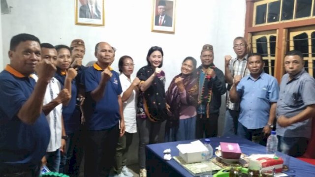 Julie Sutrisno Laiskodat, saat berkunjung ke Sekretariat NasDem Manggarai Timur, Selasa (12/09/2022) malam. (FOTO. Yos Syukur/Republiknew. co.id)
